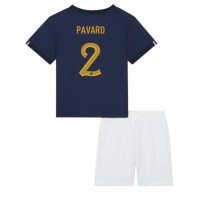 Camisa de time de futebol França Benjamin Pavard #2 Replicas 1º Equipamento Infantil Mundo 2022 Manga Curta (+ Calças curtas)